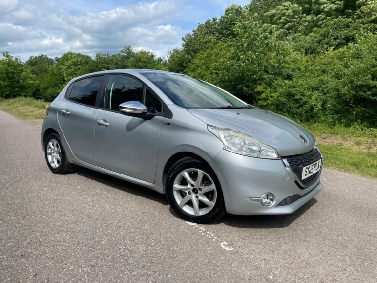 PEUGEOT 208