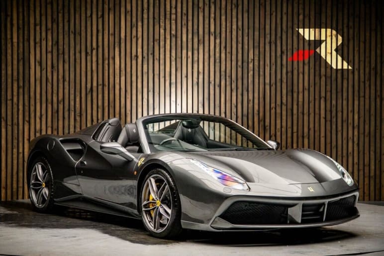 FERRARI 488