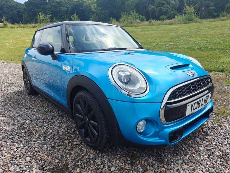 MINI HATCHBACK
