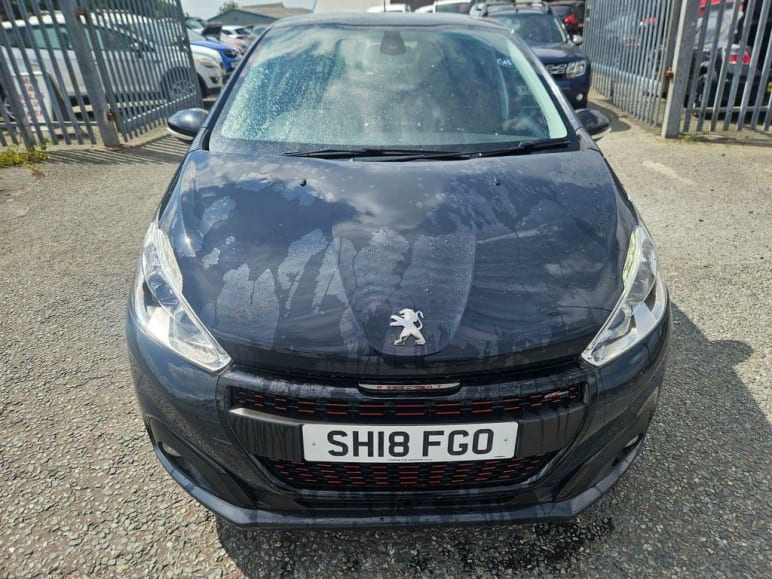 PEUGEOT 208