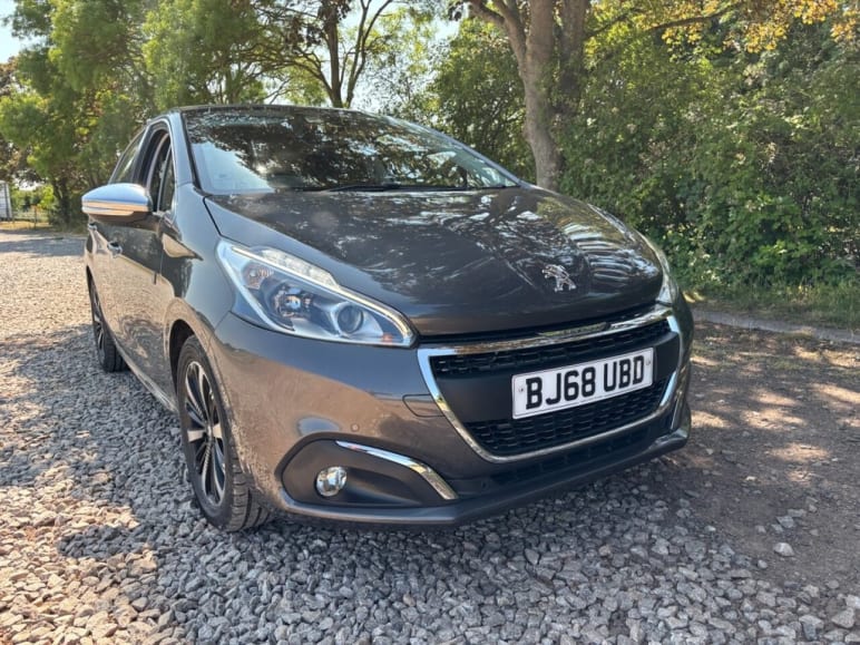 PEUGEOT 208