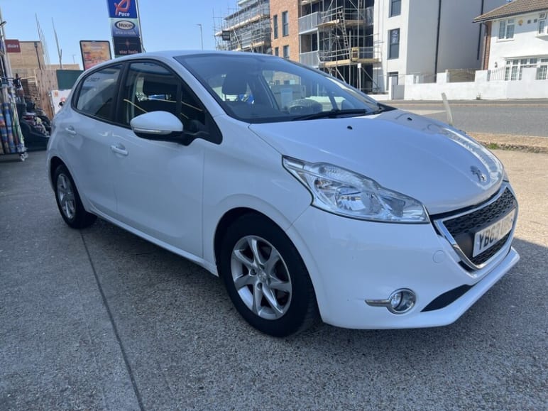 PEUGEOT 208