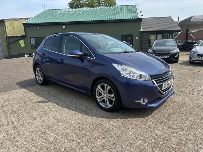 PEUGEOT 208