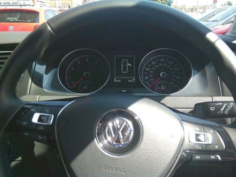 VOLKSWAGEN GOLF