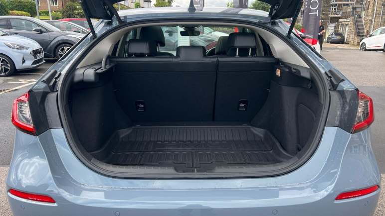 Hatchback Advance