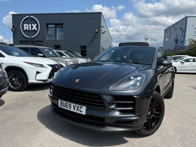 PORSCHE MACAN