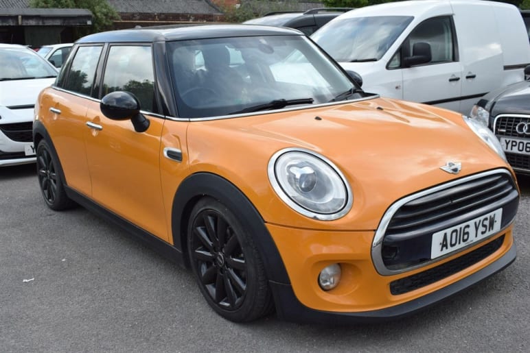 MINI HATCHBACK