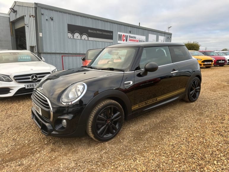 MINI HATCHBACK