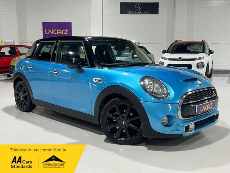 MINI HATCHBACK