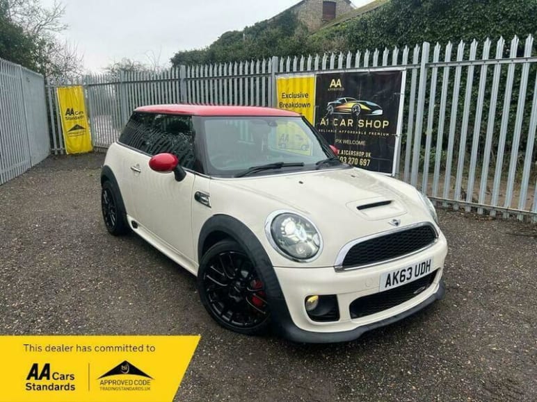 MINI HATCHBACK