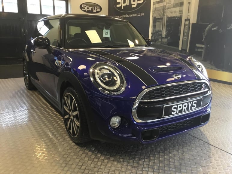 MINI HATCHBACK