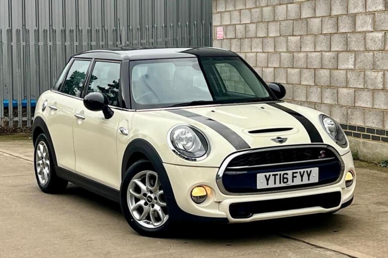 MINI HATCHBACK