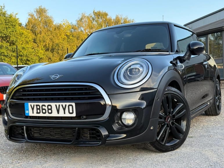 MINI HATCHBACK