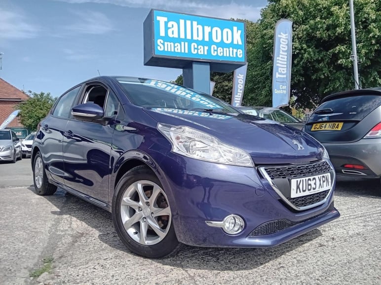 PEUGEOT 208