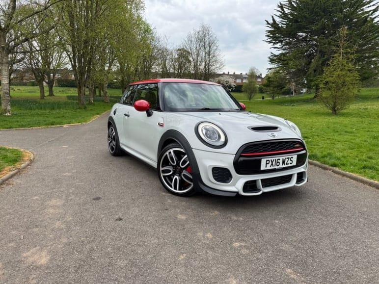 MINI HATCHBACK
