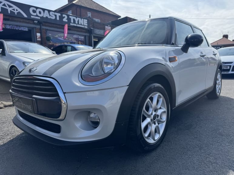MINI HATCHBACK