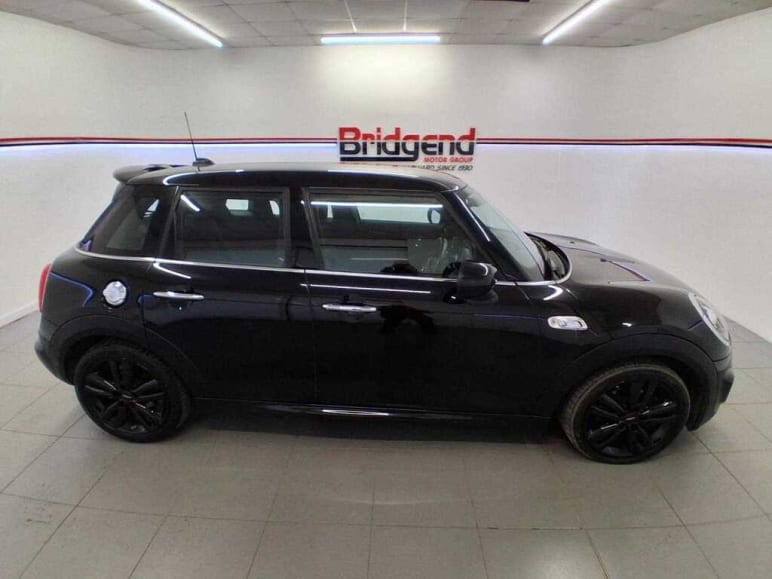 MINI HATCHBACK