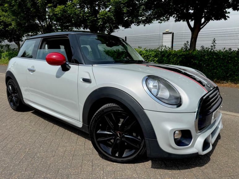 MINI HATCHBACK