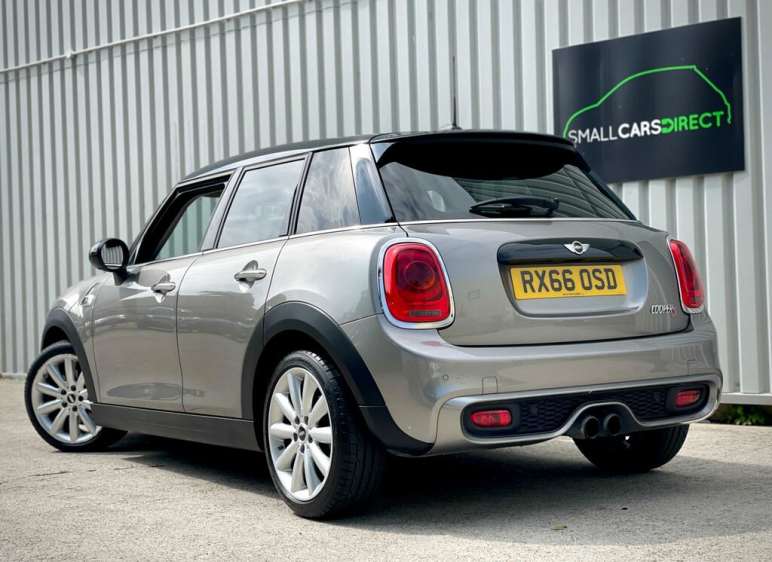 MINI HATCHBACK