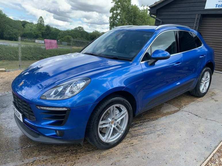 PORSCHE MACAN