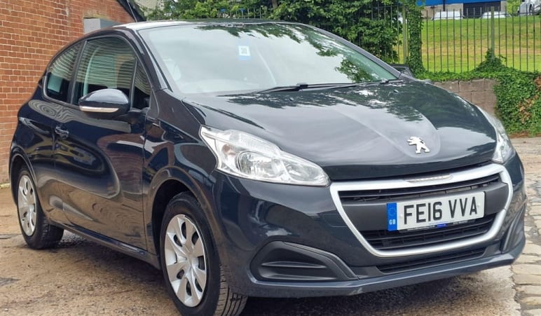 PEUGEOT 208