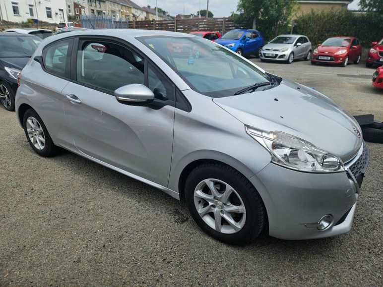 PEUGEOT 208