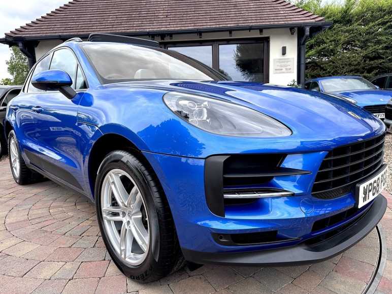 PORSCHE MACAN
