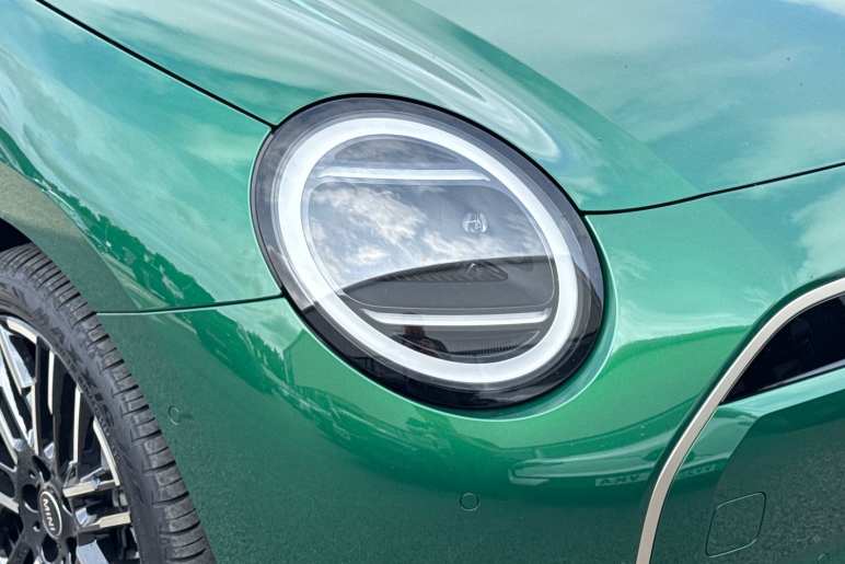 Electric Hatchback SE Exclusive