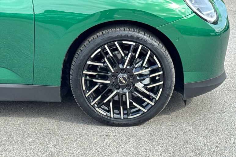 Electric Hatchback SE Exclusive