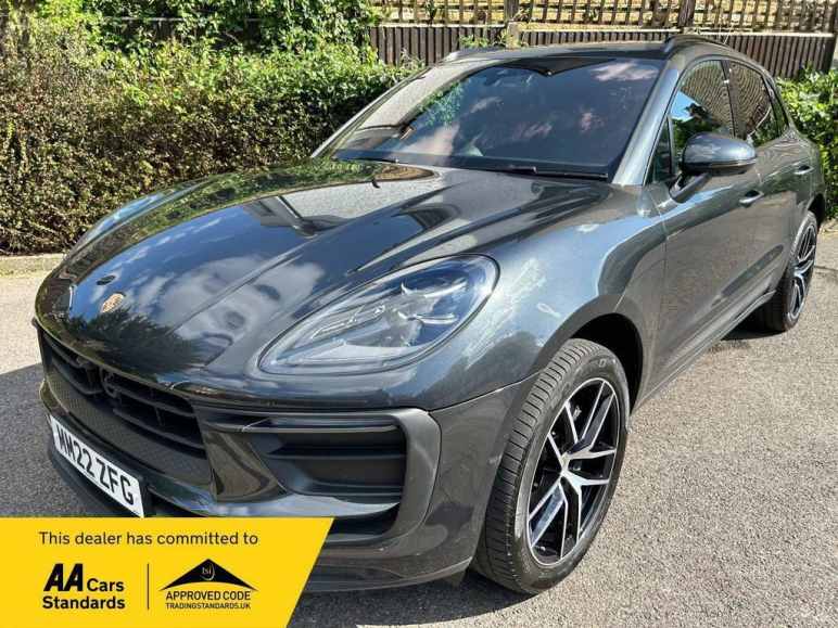 PORSCHE MACAN