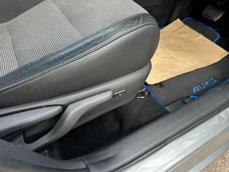 1.8 VVT-h Excel Hatchback 5dr Petrol Hybrid CVT Eu