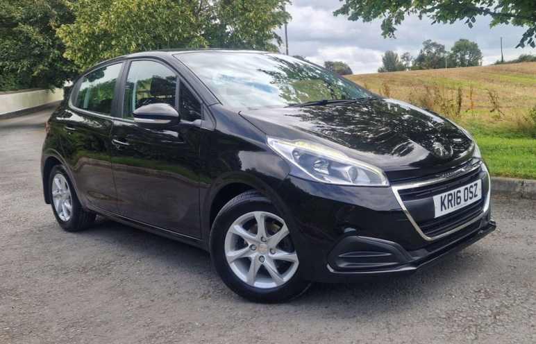 PEUGEOT 208
