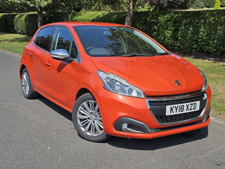 PEUGEOT 208