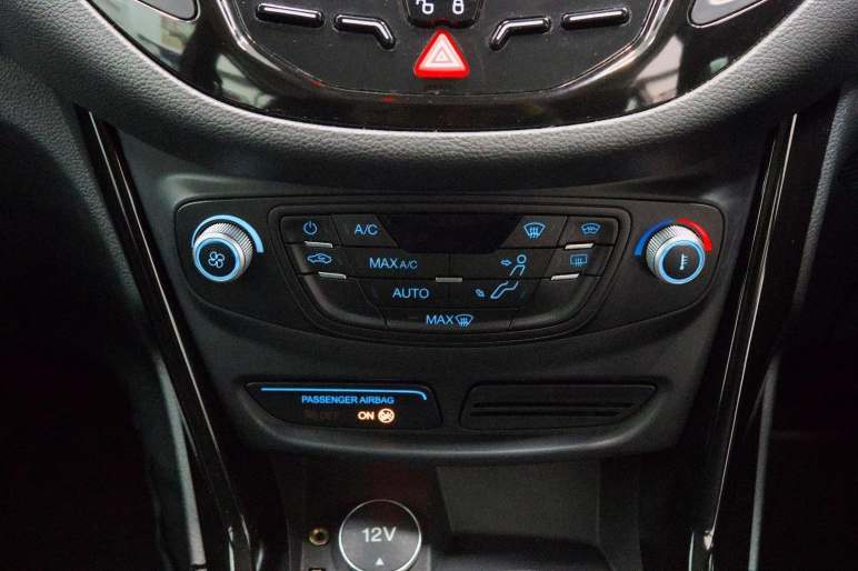 1.6 Titanium Navigator Powershift Euro 6 5dr