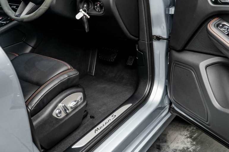 PORSCHE MACAN