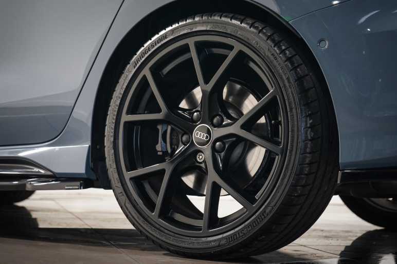 Rs 3 Saloon Carbon Black