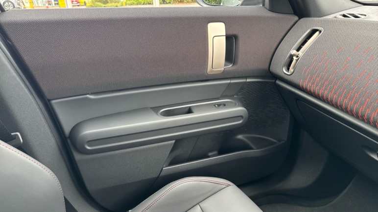 Electric Hatchback SE Sport