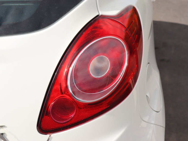 1.2 Zetec White Edition Hatchback 3dr Petrol Manua