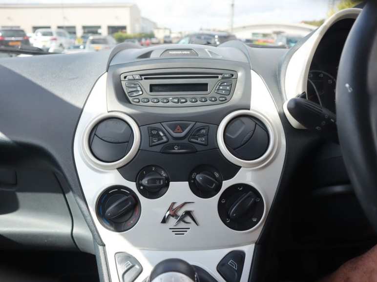 1.2 Zetec White Edition Hatchback 3dr Petrol Manua