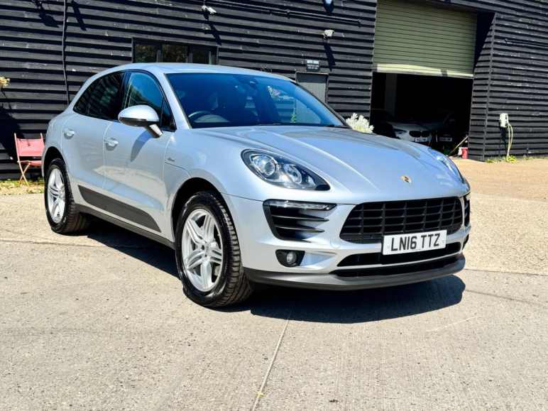 PORSCHE MACAN