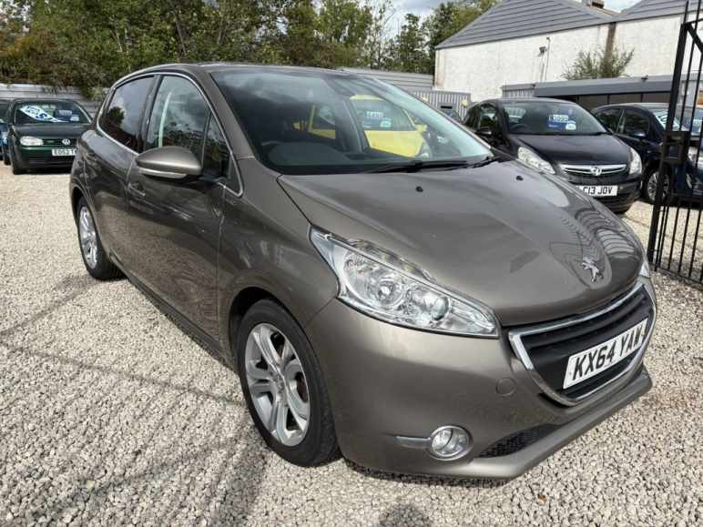 PEUGEOT 208