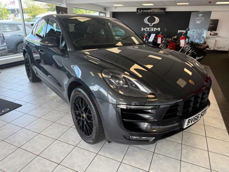 PORSCHE MACAN