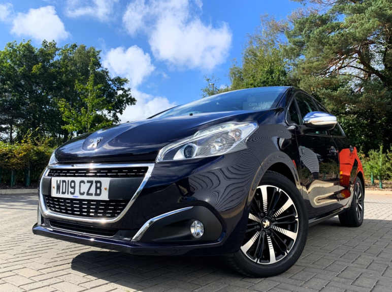 PEUGEOT 208