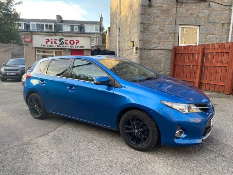 TOYOTA AURIS