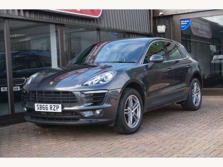 PORSCHE MACAN