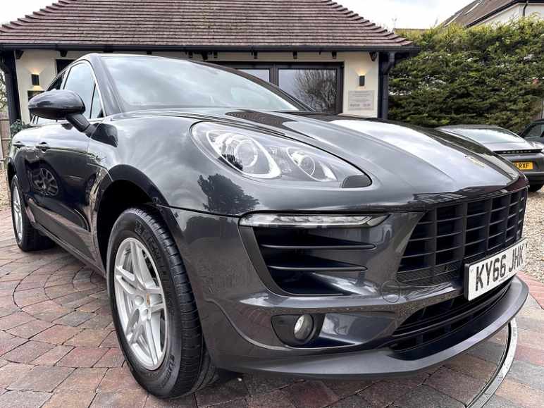 PORSCHE MACAN