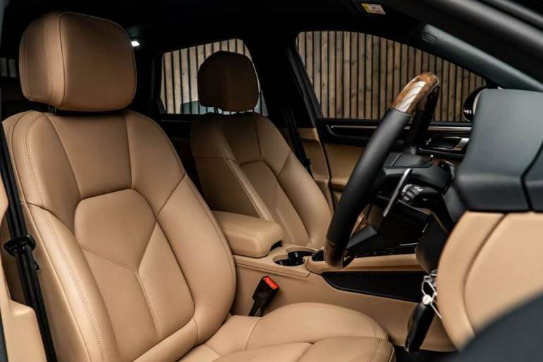 PORSCHE MACAN