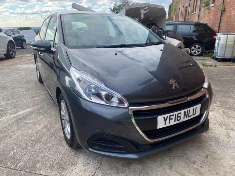 PEUGEOT 208