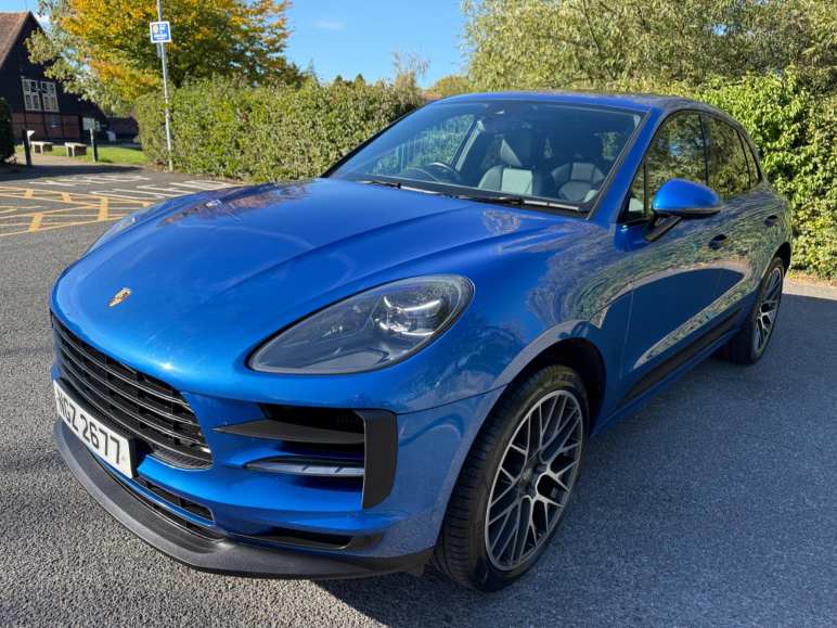 PORSCHE MACAN