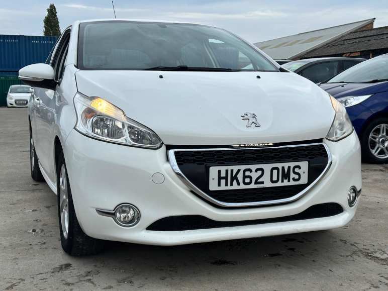 PEUGEOT 208